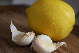 Garlic-lemon-liqueur-perfect-assistant-in-treating-varicose enlargement of the veins