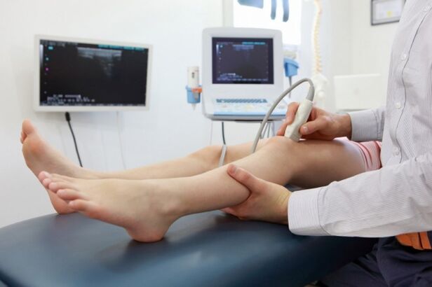 examination of the legs before varicose vein surgery
